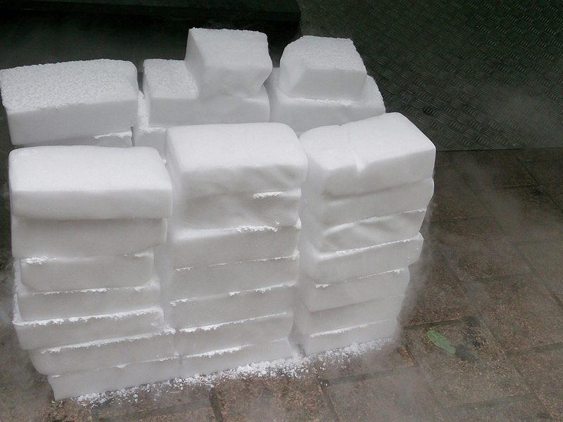 Üst üste dizilmiş blok kuru buzlar